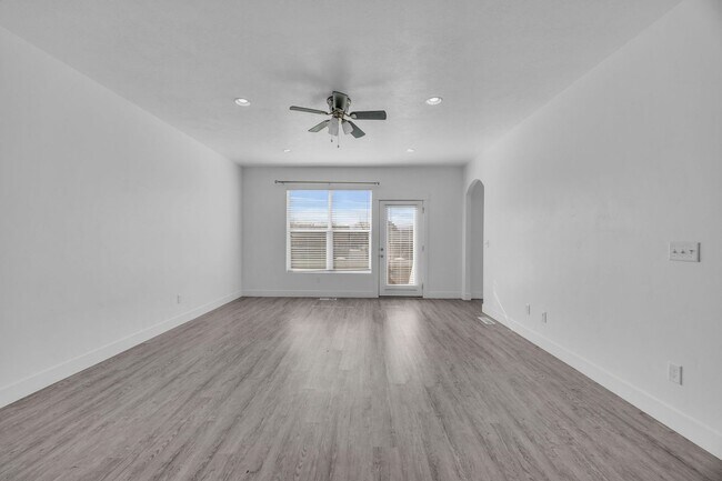 Building Photo - 3 Bedroom Townhome in Riverton!