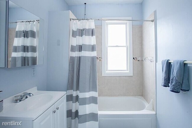 Building Photo - 4 br, 1 bath  - 3 Kinnaird St # 3A