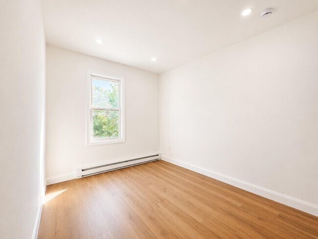 Building Photo - 428 56th St