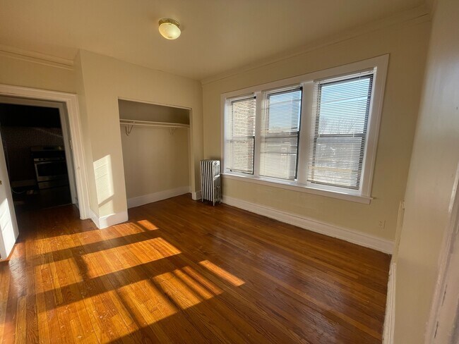 Building Photo - 117 E 68th St