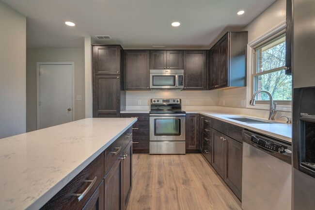 Building Photo - 507 Stonegate Dr