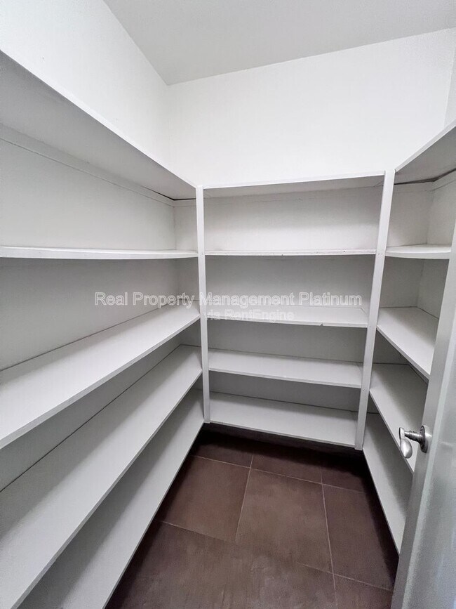 Building Photo - 9193 N Fowler Ave