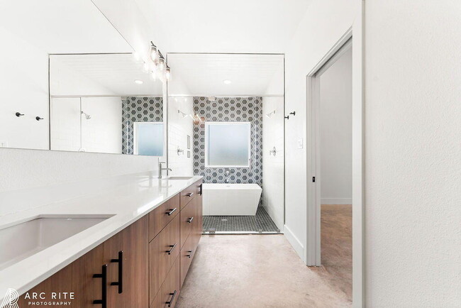 Building Photo - 2303 Toledo Ave