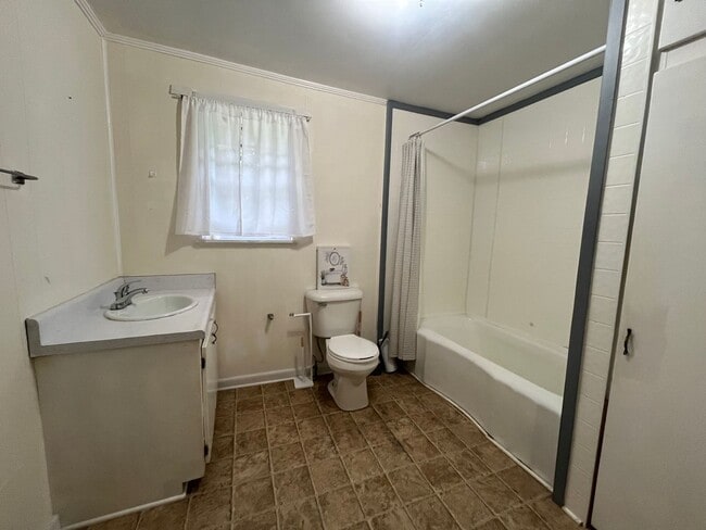 Building Photo - Charming 2-Bedroom Home for Rent in Lee, FL