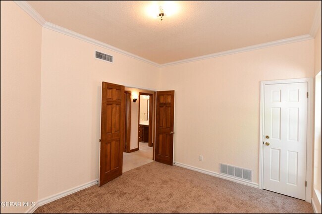 Building Photo - 1004 Los Jardines Cir