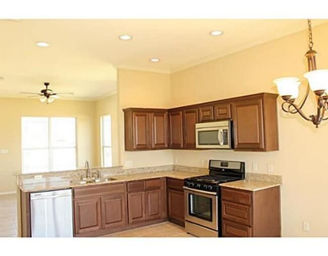 Building Photo - GORGEOUS 3 bed, 2 bath in Spring Creek Gar...