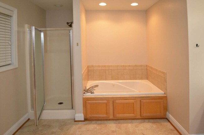 Building Photo - 332 Wyndhurst