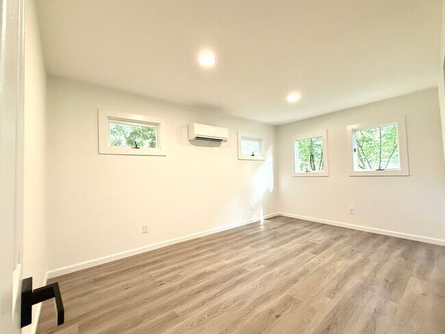 Building Photo - Bright, Modern & Fully Renovated 1-Bedroom...