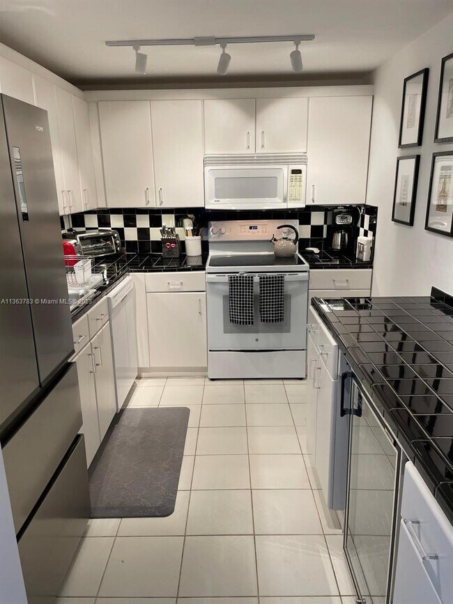 Building Photo - 10000 W Bay Harbor Dr