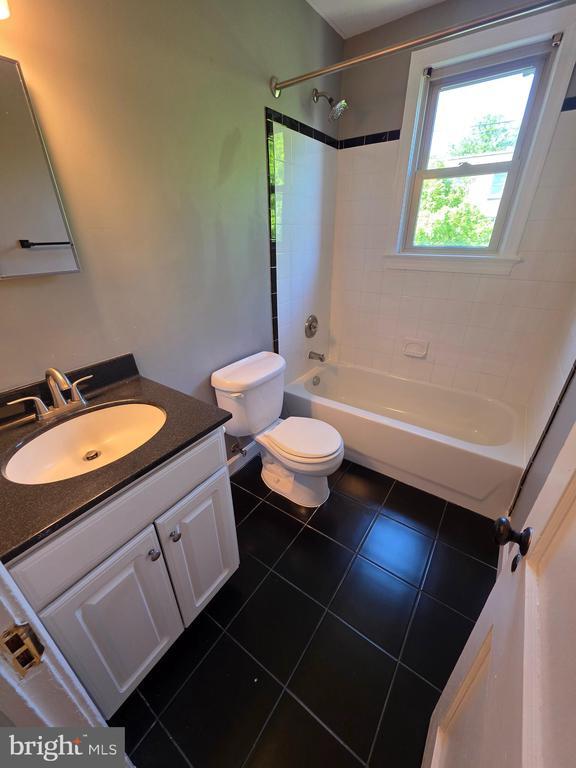 Building Photo - 4405 1st Pl NE