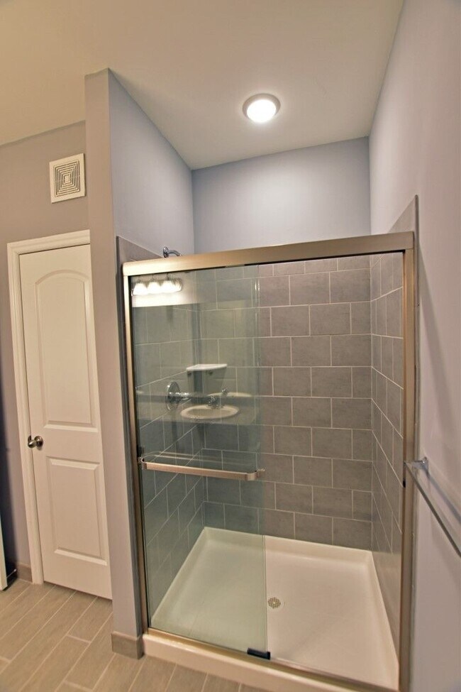 Building Photo - Shelby Township - 3 Bedroom, 2 Bath, End-Unit condo style w/Att Garage