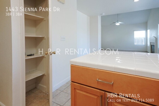 Building Photo - 1443 Sienna Park Dr