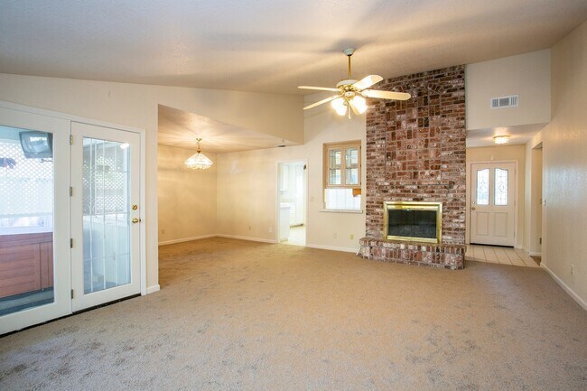 Building Photo - Gorgeous home with a 3 Car Garage!