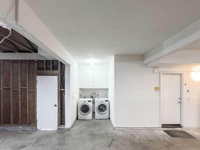 Building Photo - 2 Story, 3-Bedroom POOL + SOLAR Home in Wi...