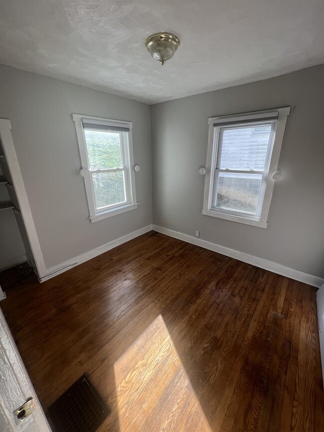 Building Photo - 1016 E Brookside Dr