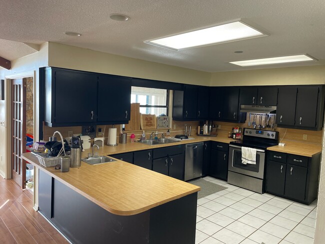 Building Photo - 1074 Club House Blvd