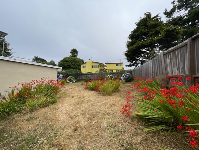 Building Photo - Spacious Pet Friendly Humboldt Hill Home