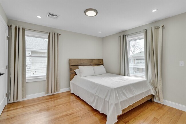 Building Photo - 52 Holyoke St