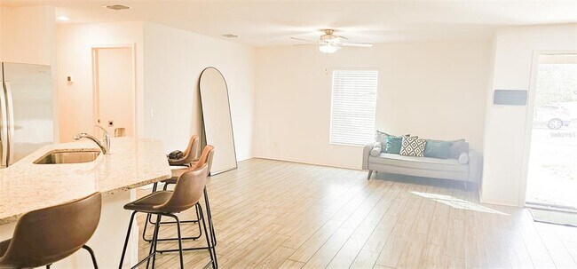 Building Photo - 271 Begonia Ln