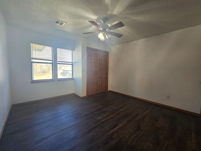 Building Photo - 4 Bed 2 Bath at Shawnee