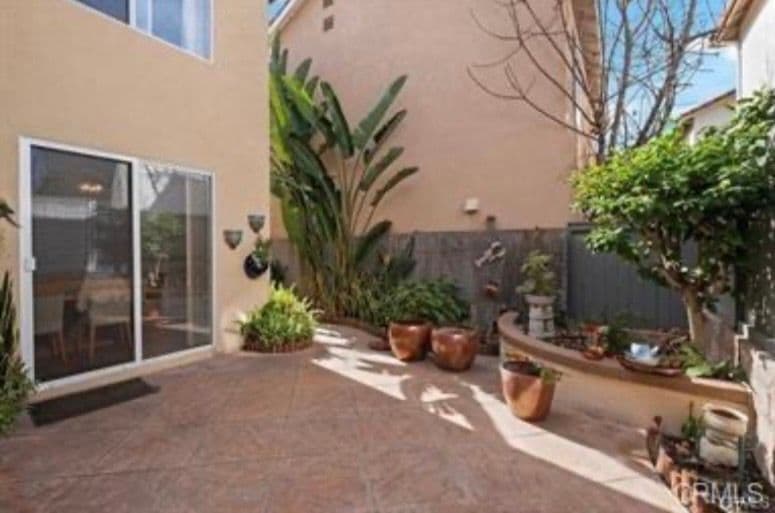 Building Photo - 27 Via Carisma