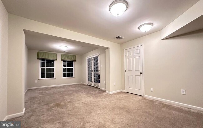 Building Photo - 920 Hopkins Cor