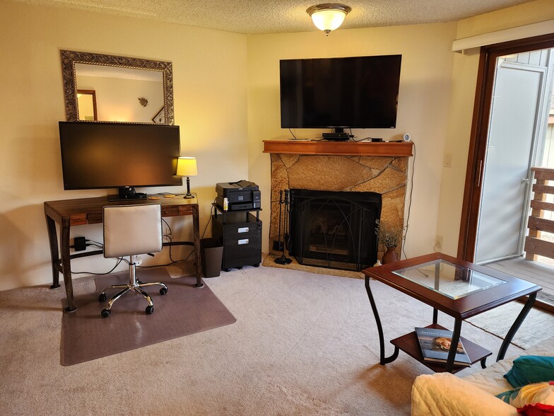 Building Photo - 9645 Independence Dr