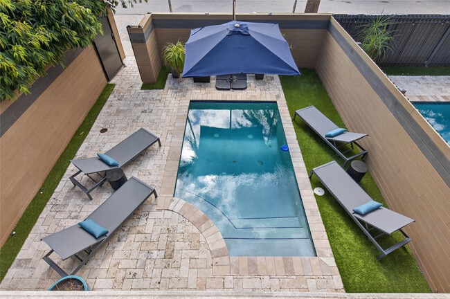 Building Photo - 1215 NE 1st St