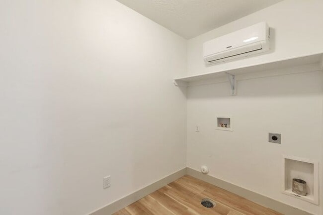 Building Photo - Modern End Unit townhouse w attached 2 car...