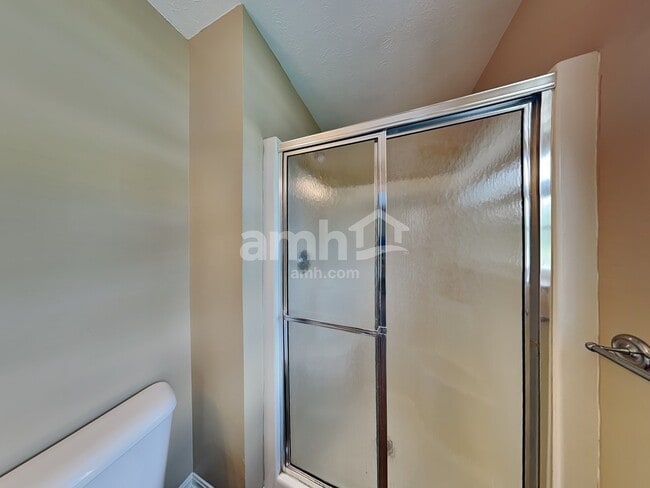 Building Photo - 10 Bobwhite Ct