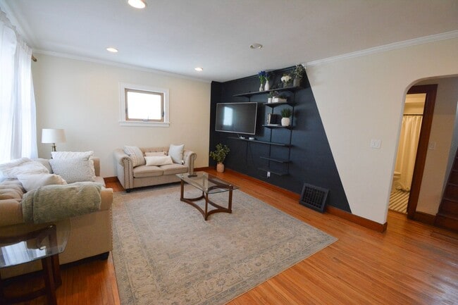 Building Photo - Updated 3 Bed, 1 Bath Home Near Downtown & Soldiers Field