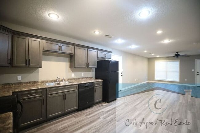 Building Photo - Luxury 2 bed, 1 bath duplex with garage- recent construction!! Washer, dryer and internet, cable ...