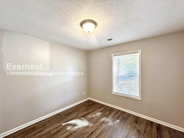 Building Photo - 1582 Custer Dr