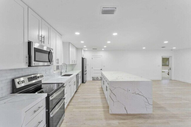 Building Photo - 808 NE 72nd St