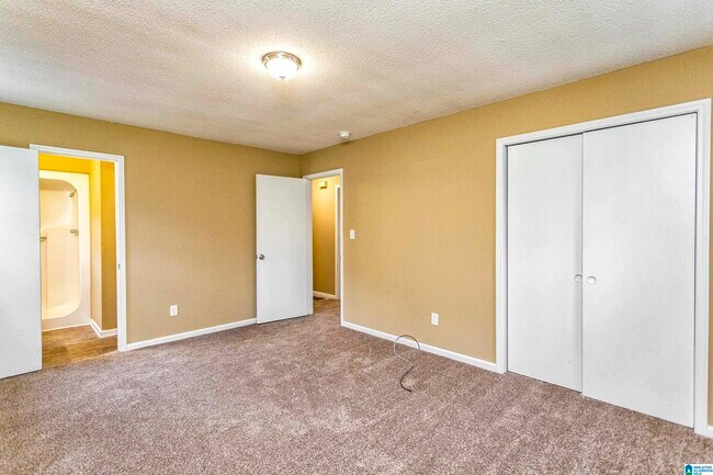 Building Photo - 5849 Janet Dr