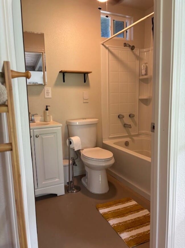 Building Photo - Ohana with Separate Entrance and Kitchenet...