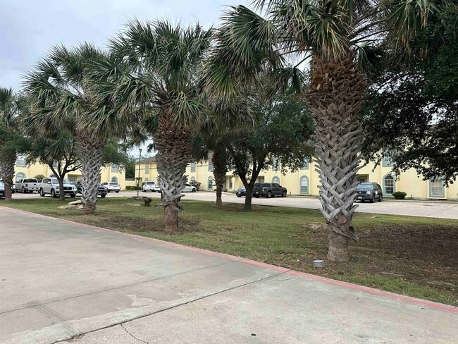 Building Photo - 1000 Ranchway Dr