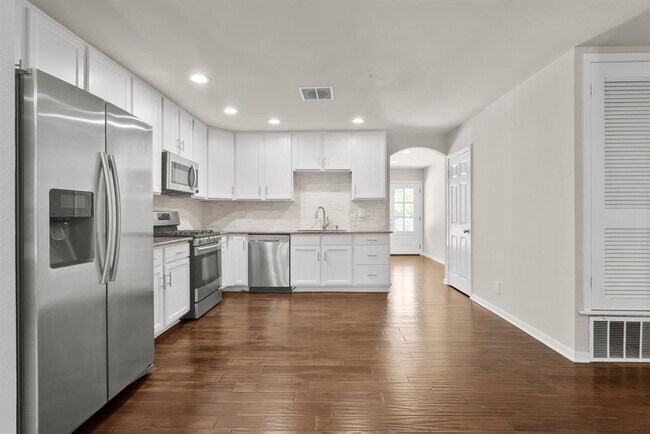 Building Photo - 501 Arbor Ln