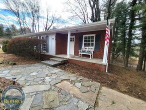 Building Photo - Adorable and Spacious Ranch Close to Town!