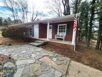 Building Photo - Adorable and Spacious Ranch Close to Town!