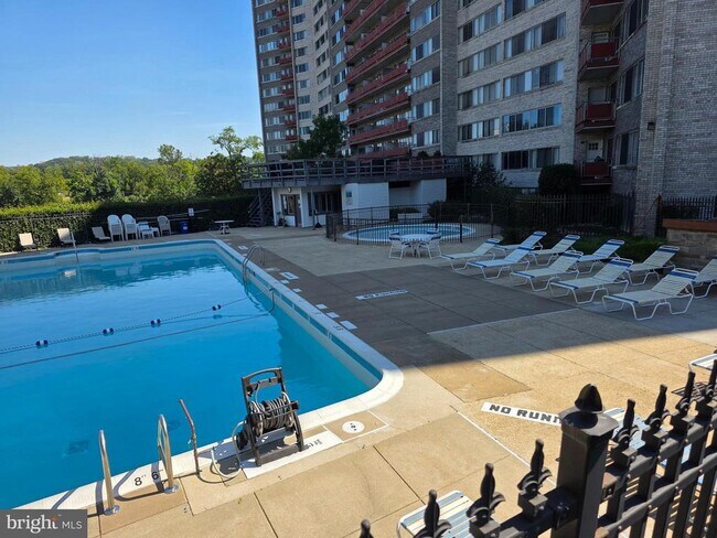 Building Photo - 5340 Holmes Run Pkwy