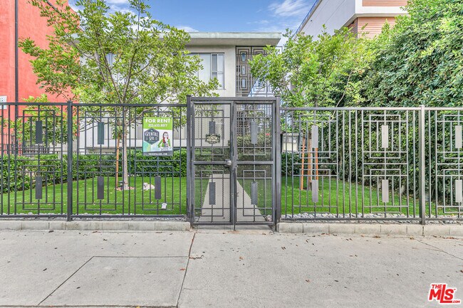 Building Photo - 1812 N Gramercy Pl