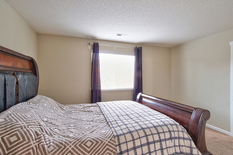 Building Photo - 17536 SW Parkway Ct