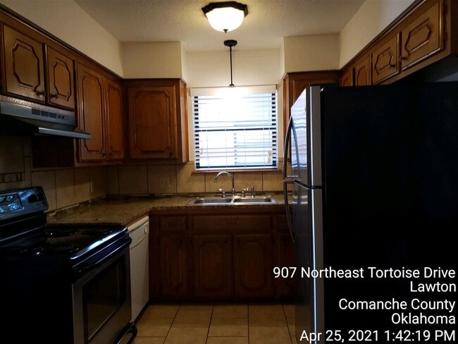 Building Photo - 907 NE Tortoise Dr