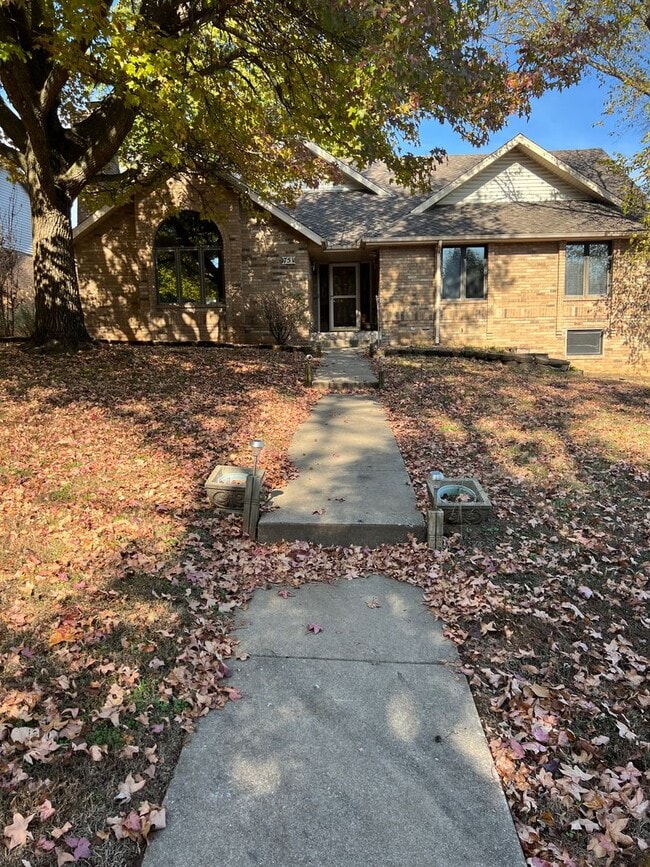 Primary Photo - 5 bedroom/3 bath w/mother in law style qua...