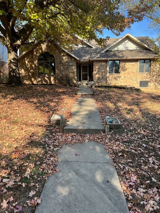 Building Photo - 5 bedroom/3 bath w/mother in law style qua...