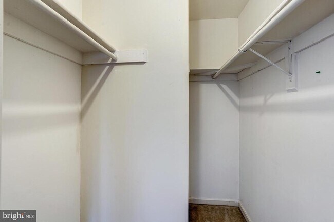 Building Photo - 5518 Sully Lake Dr