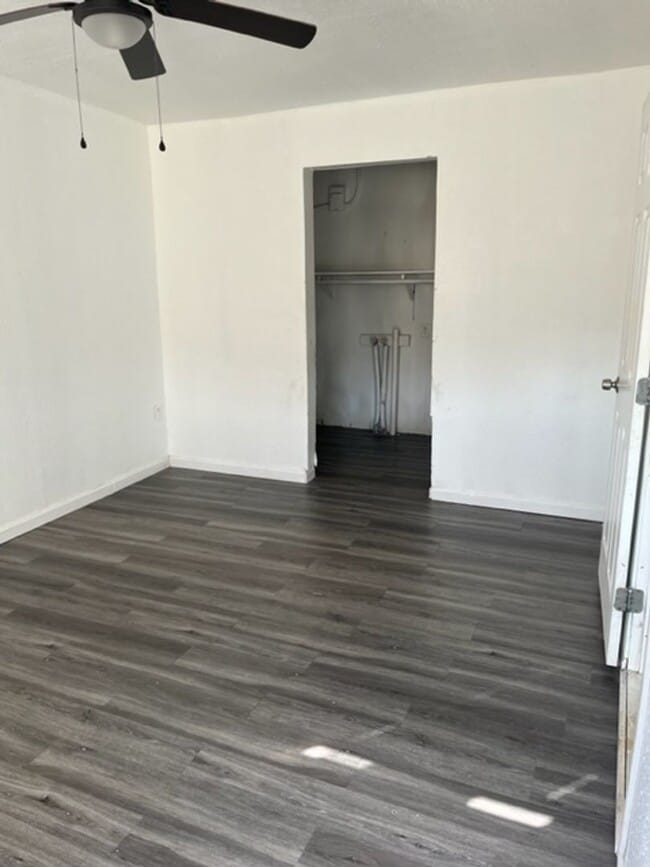 Building Photo - 3 bed 1 bath ready now