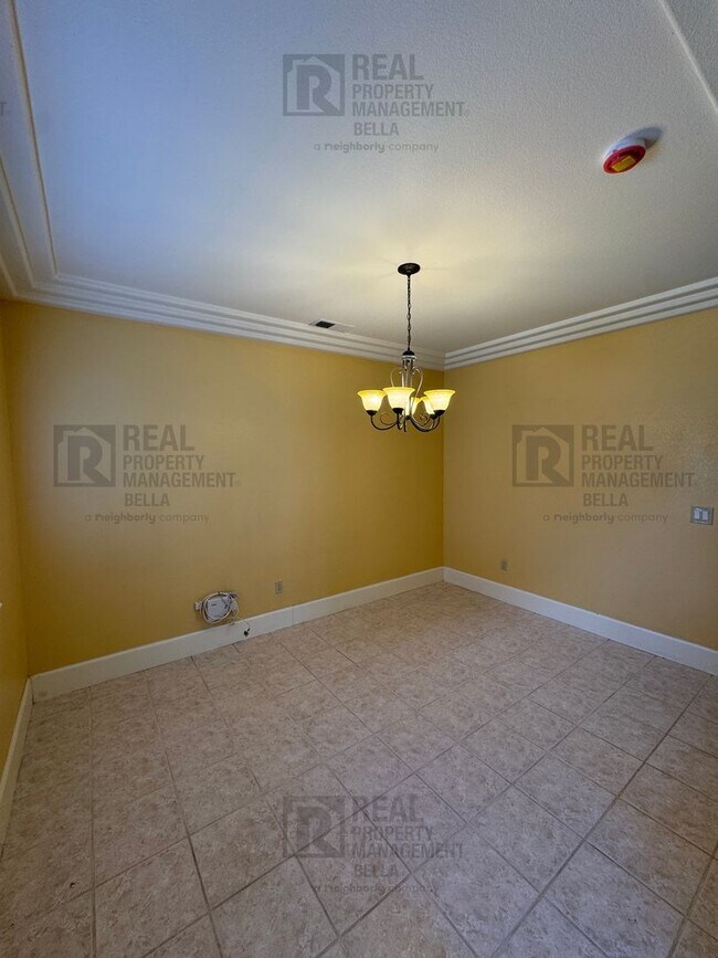 Building Photo - Waterfront Living in Canyon Lake!