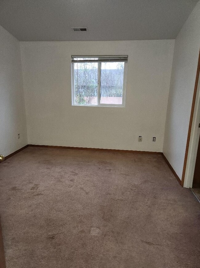 Building Photo - 3bedroom 2bath House